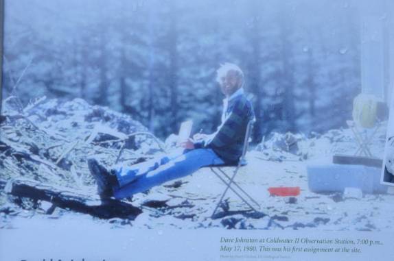 O vulcanologista Dave Johnston na véspera da erupção do Santa Helena, em posto de observação em frente à montanha, no estado de Washington, oeste dos Estados Unidos